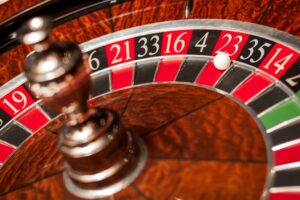 Ruleta vs. blackjack: Ktorá hra je lepšia pre váš štýl hrania?